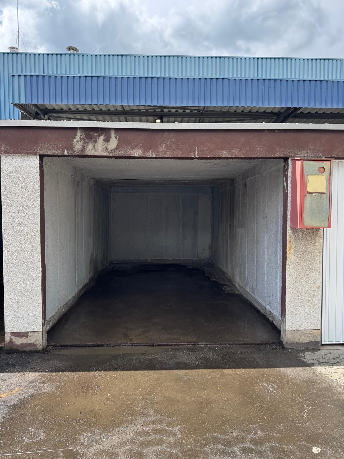 Leergeräumte Garage nach der fachgerechten Entsorgung